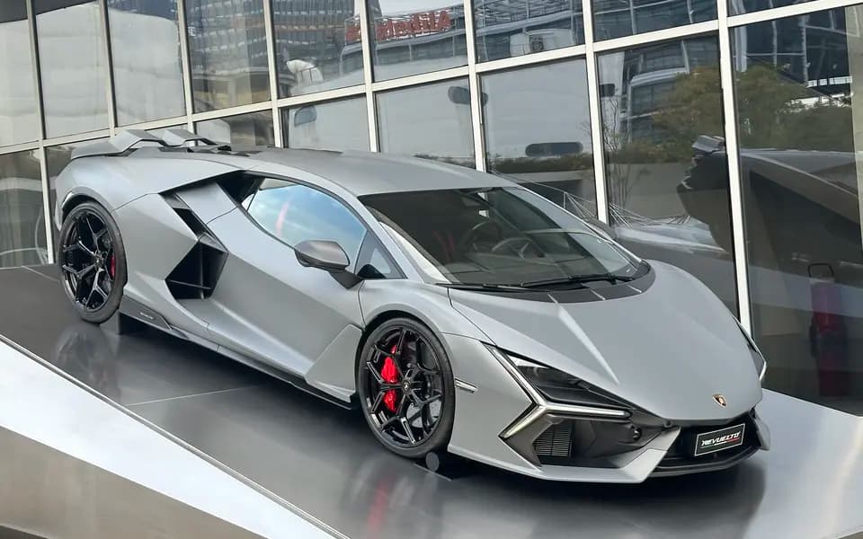Lamborghini Revuelto